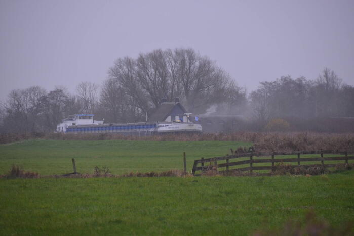 Brandweer blust brand met boot