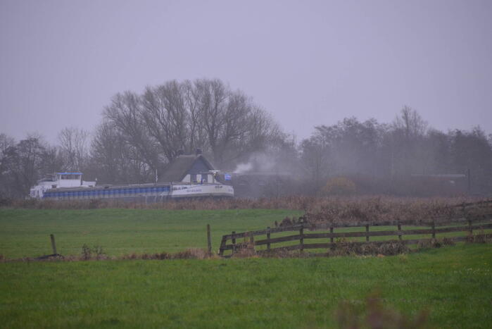 Brandweer blust brand met boot