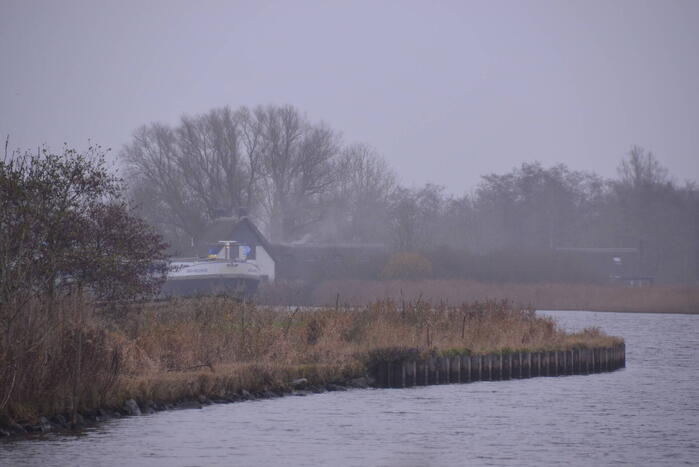 Brandweer blust brand met boot