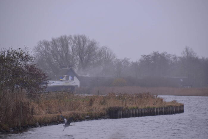 Brandweer blust brand met boot