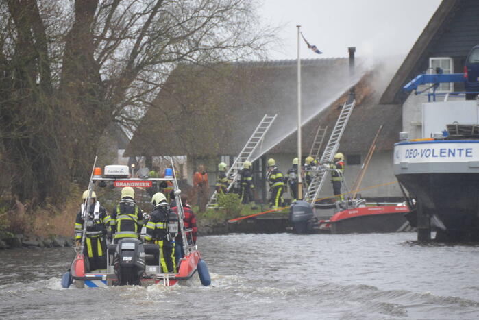 Brandweer blust brand met boot