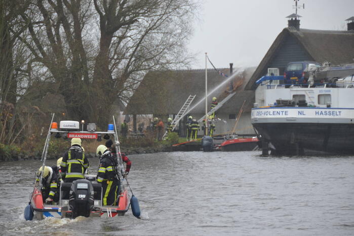 Brandweer blust brand met boot