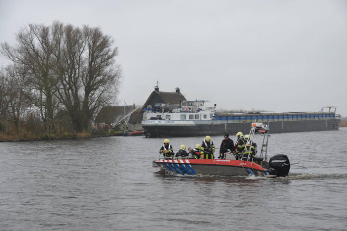 Brandweer blust brand met boot
