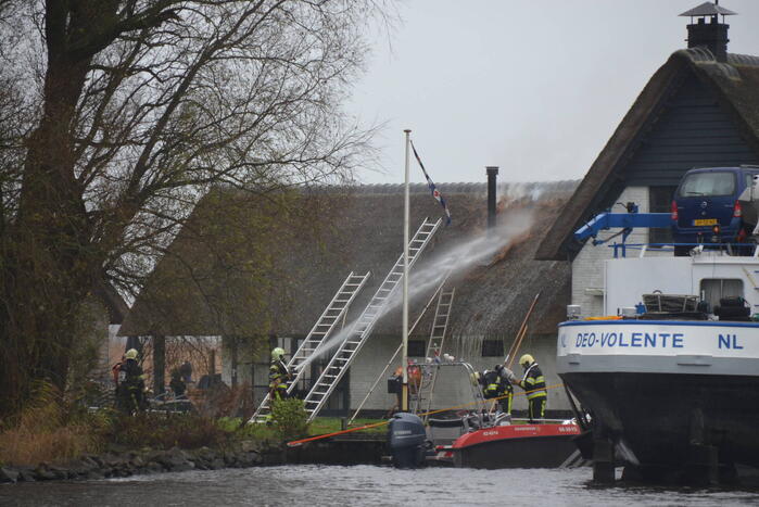 Brandweer blust brand met boot