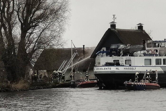 Brandweer blust brand met boot