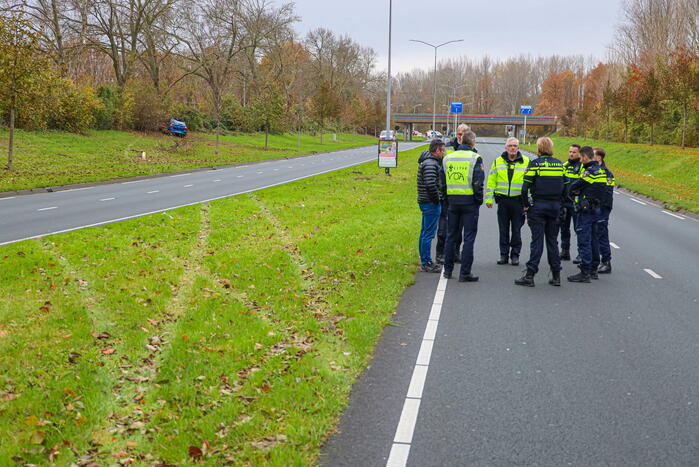 Automobilist raakt van weg en botst frontaal tegen boom