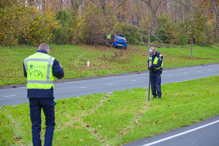 Automobilist raakt van weg en botst frontaal tegen boom