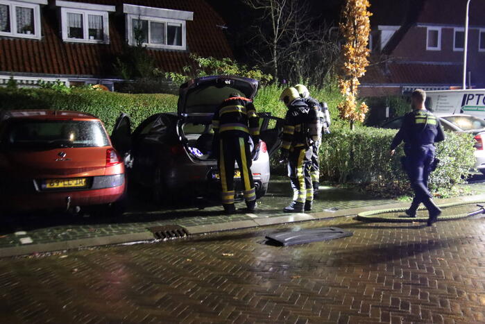 Auto brand af in woonwijk