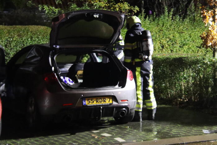 Auto brand af in woonwijk