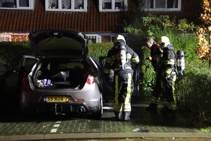 Auto brand af in woonwijk