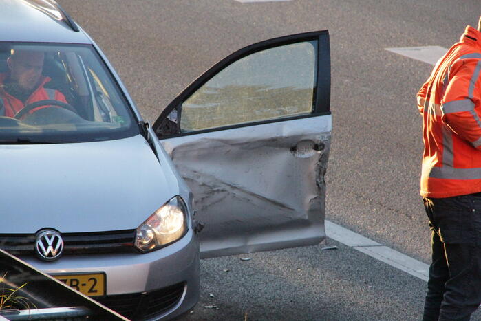 Auto beschadigd na botsing tegen vrachtwagen