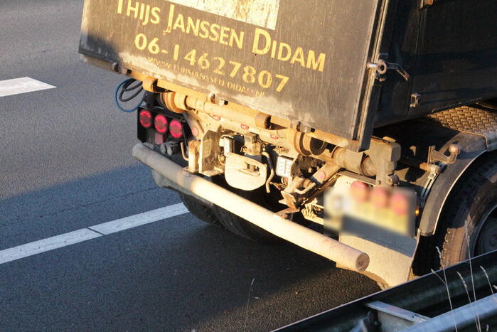 Auto beschadigd na botsing tegen vrachtwagen