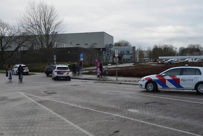 Afslaande automobilist ziet fietser over het hoofd