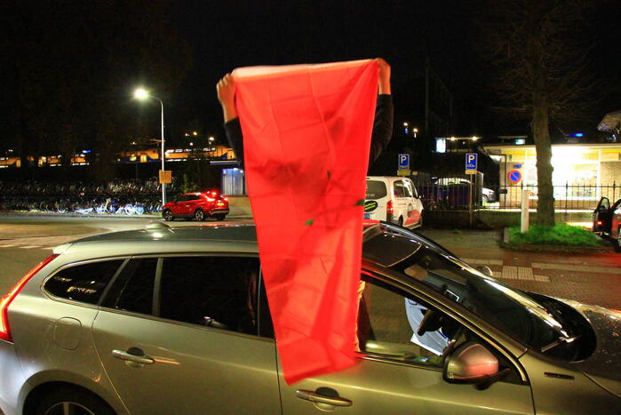 Feestende Marokko supporters na zege op Spanje