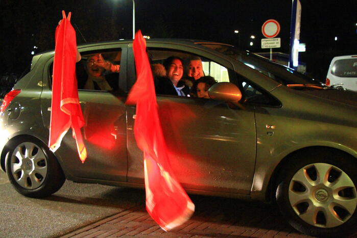Feestende Marokko supporters na zege op Spanje
