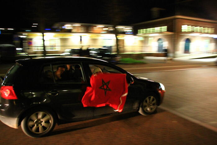Feestende Marokko supporters na zege op Spanje