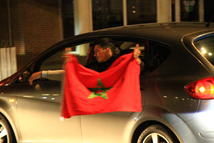Feestende Marokko supporters na zege op Spanje