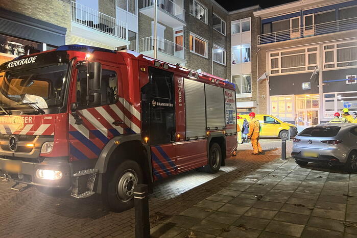 DHL bezorger ramt gevel na achteruit rijden