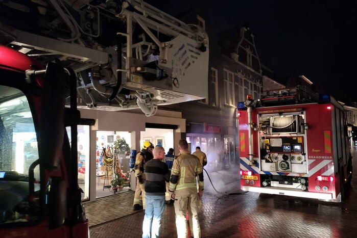 Brand in bergruimte boven winkel