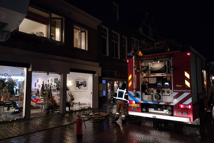 Brand in bergruimte boven winkel