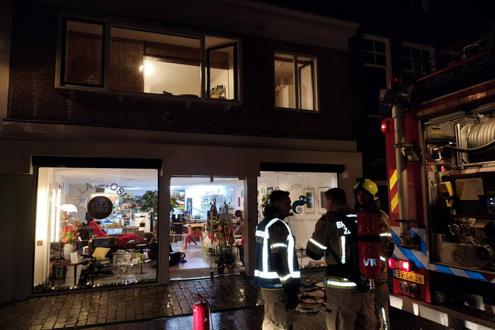Brand in bergruimte boven winkel