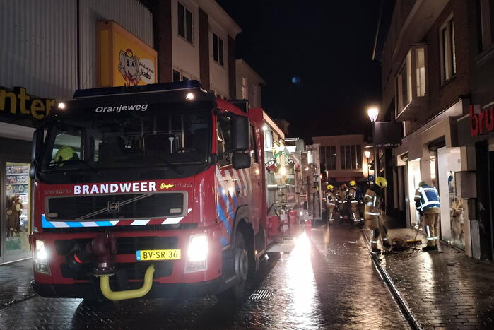 Brand in bergruimte boven winkel