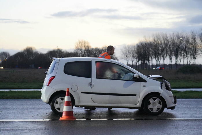 Twee voertuig beschadigd bij kop-staart botsing