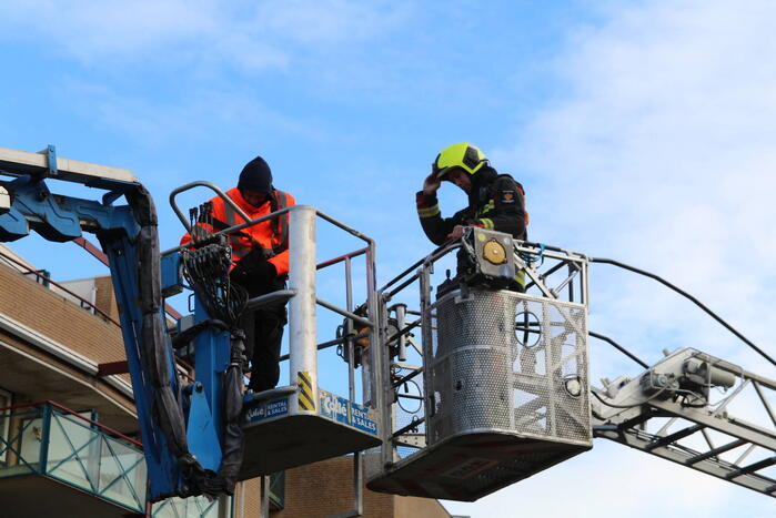 Twee mannen vast in hoogwerker