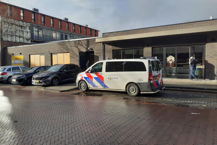 Medewerker blus brand in winkel