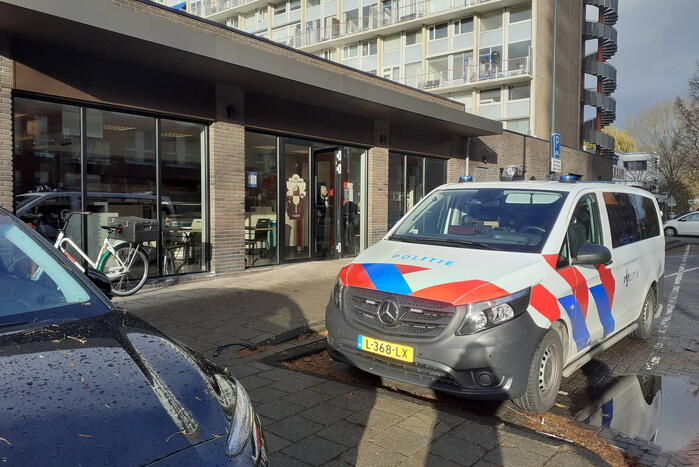 Medewerker blus brand in winkel