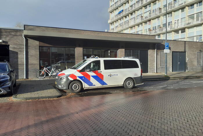 Medewerker blus brand in winkel