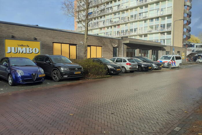 Medewerker blus brand in winkel