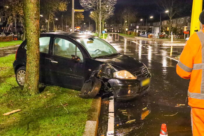 Automobilist eindigt met auto tegen boom