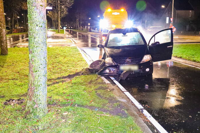 Automobilist eindigt met auto tegen boom