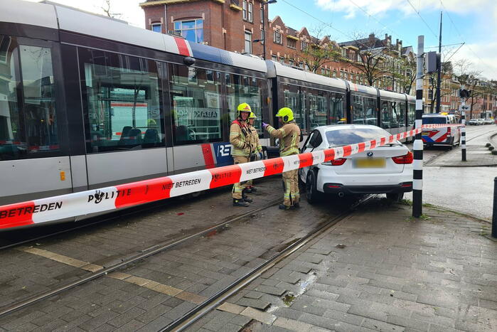 Auto en tram botsen op elkaar