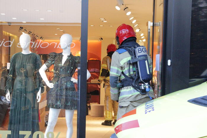 Kledingwinkel ontruimd, medewerker onwel