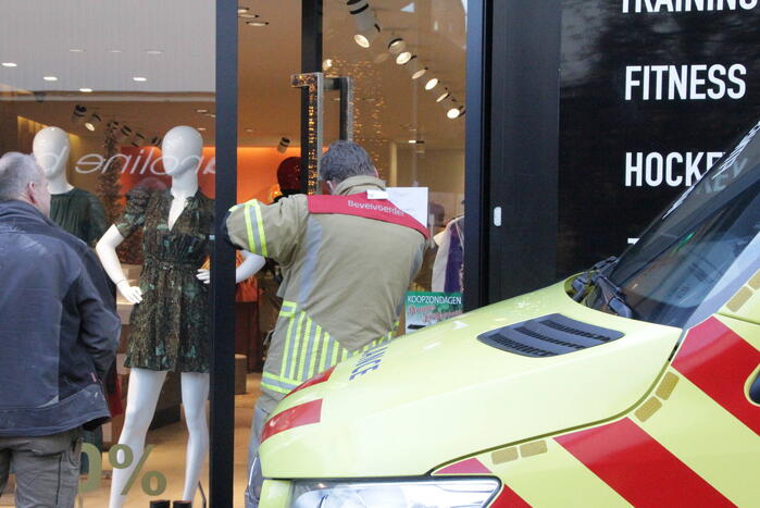 Kledingwinkel ontruimd, medewerker onwel