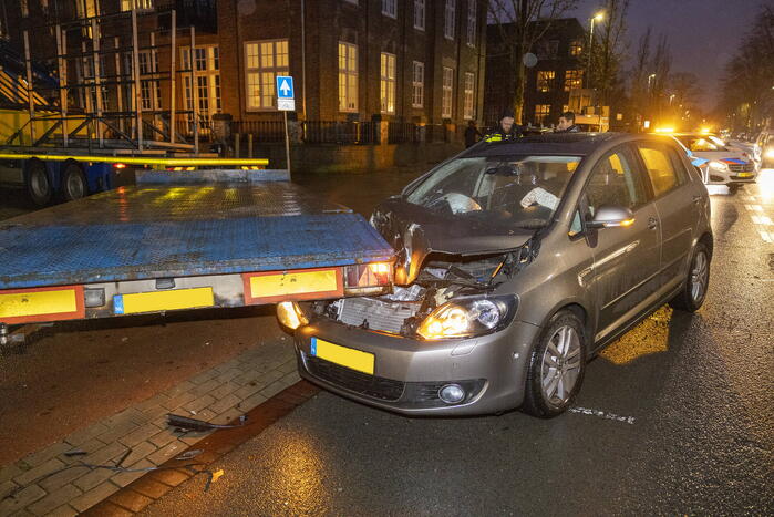 Automobiliste botst tegen achteruit rijdende oplegger