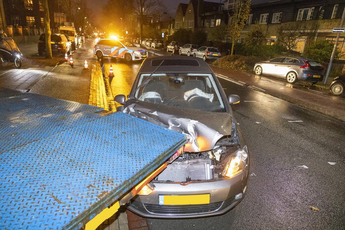 Automobiliste botst tegen achteruit rijdende oplegger