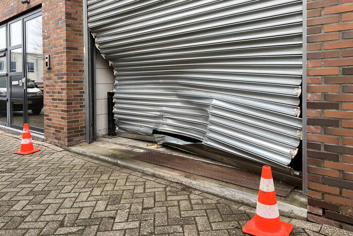 Auto ramt roldeur, mogelijk ramkraak