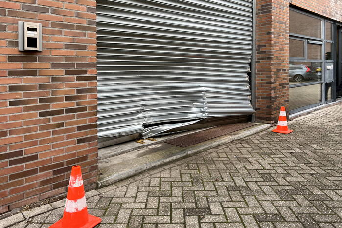 Auto ramt roldeur, mogelijk ramkraak