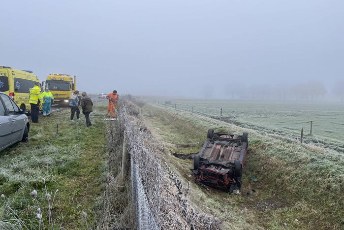 Gewonde nadat automobilist op zijn kop in droge sloot belandt