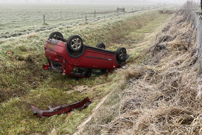 Gewonde nadat automobilist op zijn kop in droge sloot belandt