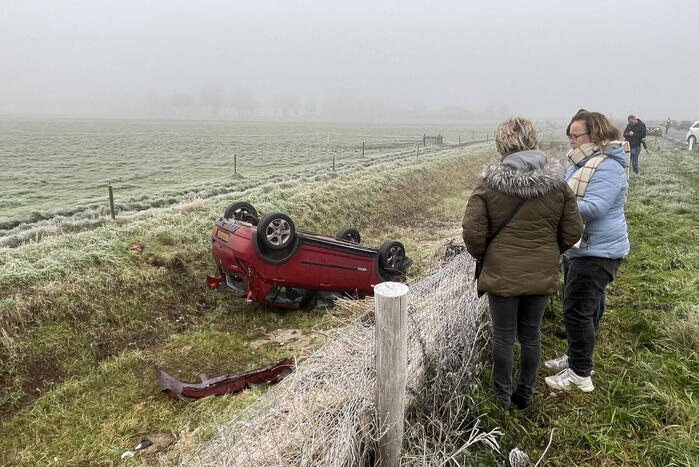 Gewonde nadat automobilist op zijn kop in droge sloot belandt