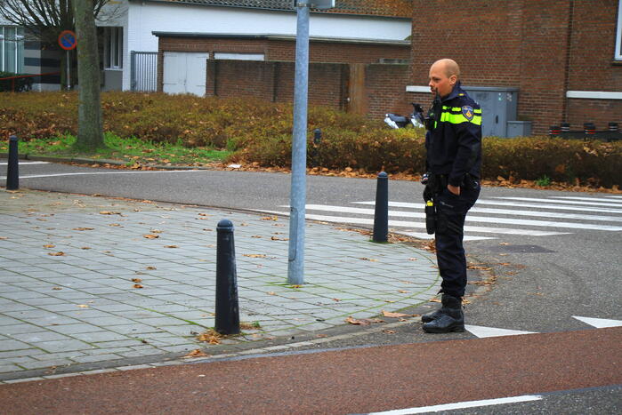Auto klapt op paaltje