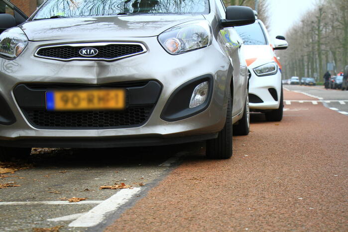 Auto klapt op paaltje