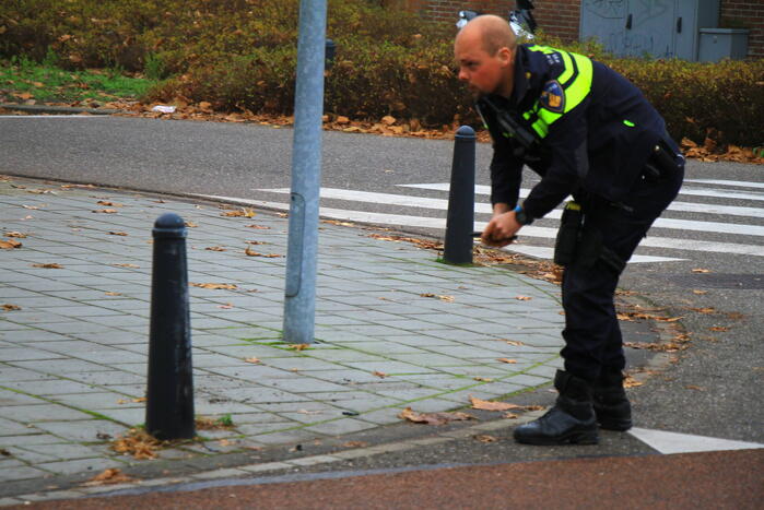Auto klapt op paaltje