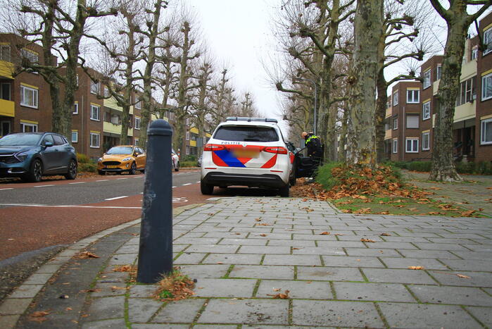 Auto klapt op paaltje