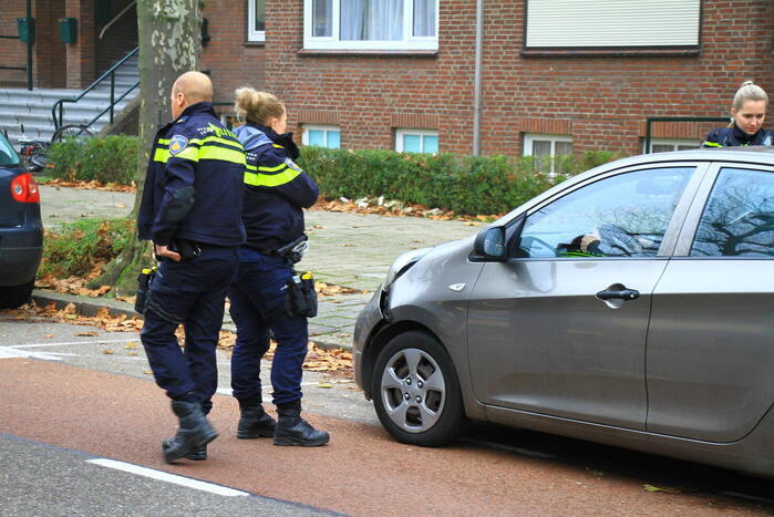 Auto klapt op paaltje