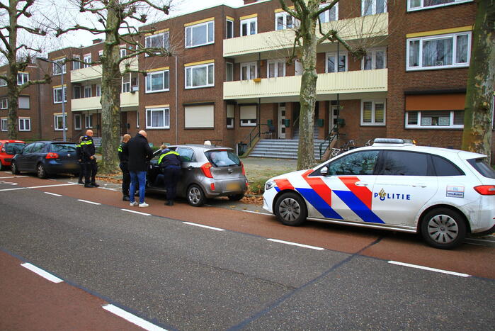 Auto klapt op paaltje